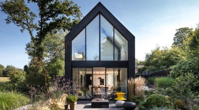 Une maison d’architecte comme une grange noire en Bretagne — PLANETE DECO a homes world