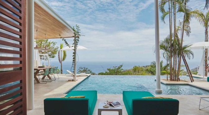 Cuisine ouverte et style contemporain pour une maison de vacances avec piscine — PLANETE DECO a homes world