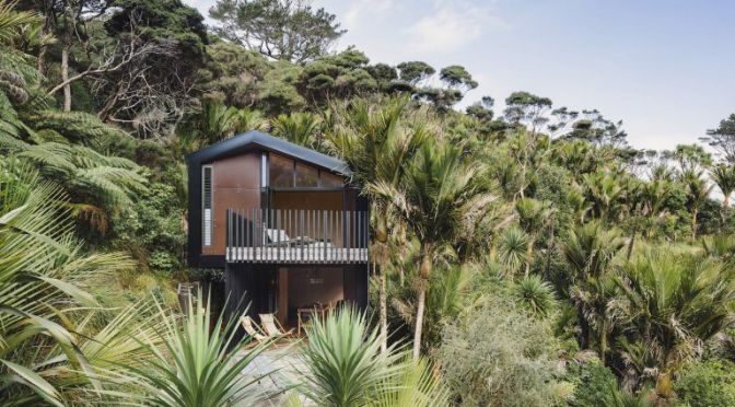 Une cabane design en bois noir par un architecte en Nouvelle Zélande — PLANETE DECO a homes world