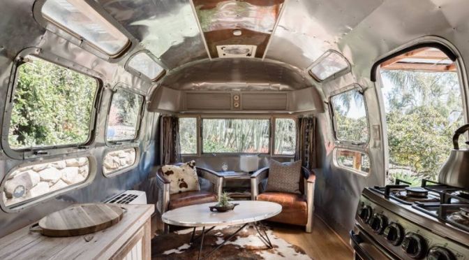 Cette caravane Airstream iconique est devenue une tiny house bohème de 30m2 — PLANETE DECO a homes world