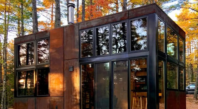 Une mini maison préfabriquée en acier et bois de 40m2 livrée par camion (avec plan) — Planète Déco