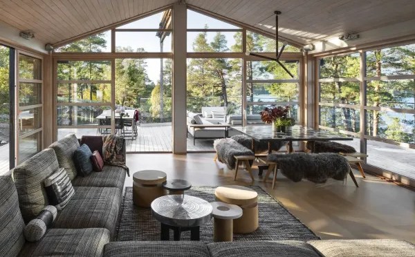 Une maison vitrée et design en bois sur un lac — Planète Déco